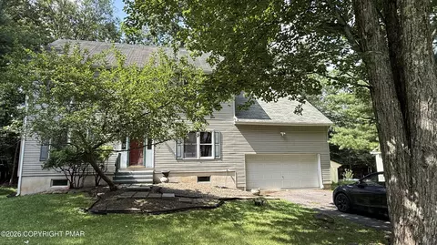 1127 Thunder Dr, Pocono Summit, PA 18346