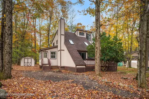 2219 Maple Leaf Ct, Pocono Lake, PA 18347