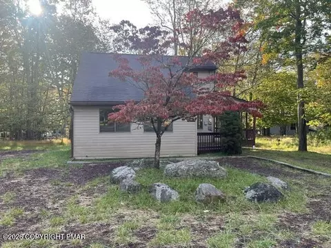 519 Country Place Dr, Tobyhanna, PA 18466