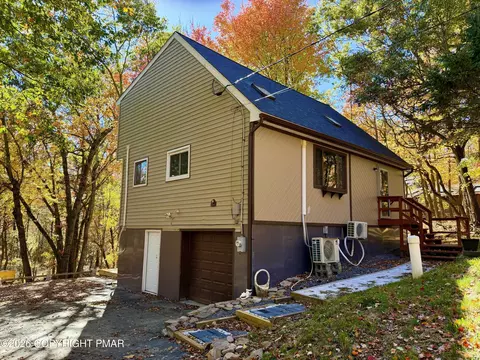 527 Clearview Dr, Long Pond, PA 18334