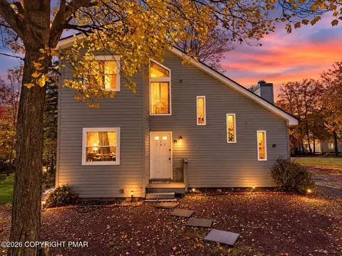 102 Feather Ln, Tobyhanna, PA 18466