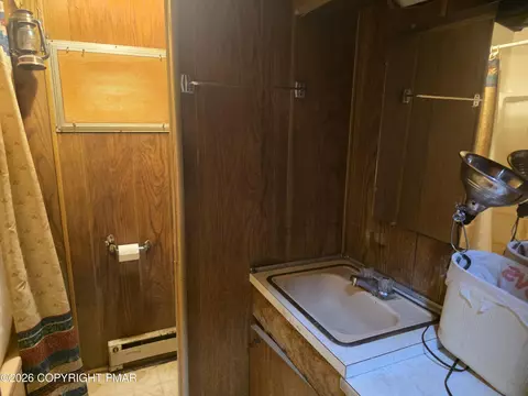 Bath - 111 Garris Pl, Bushkill, PA 18324 photo 3 of 3