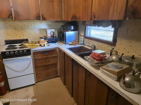 Kitchen - 111 Garris Pl, Bushkill, PA 18324 photo 2 of 2