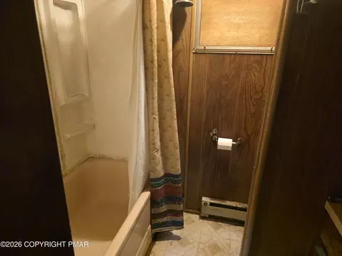 Bath - 111 Garris Pl, Bushkill, PA 18324 photo 2 of 3