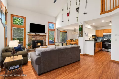 393 Vista Dr, Tannersville, PA 18372