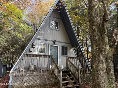 7121 Sunset Ln, Pocono Summit, PA 18346
