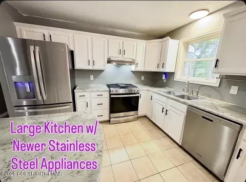 9807 Deerwood Dr, Tobyhanna, PA 18466
