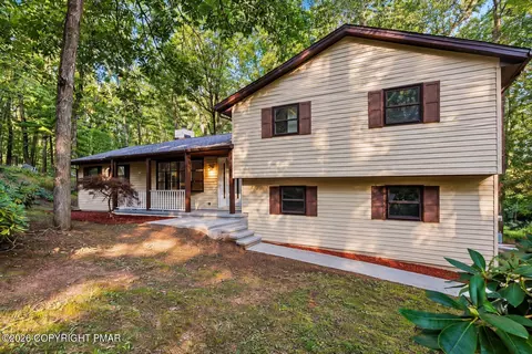 516 Black Oak Dr, Tannersville, PA 18372