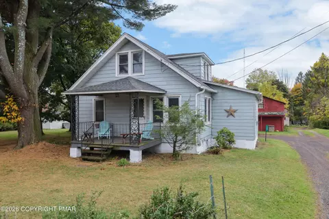 105 Squirrel Ln, Cresco, PA 18326