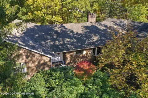 233 Wyndham Dr, Cresco, PA 18326