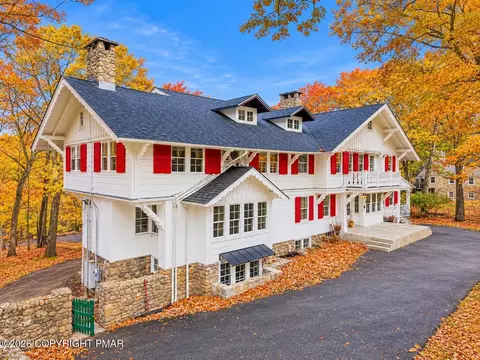 24 Summit Ave, Pocono Summit, PA 18346