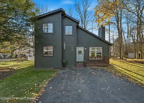 1094 Country Place Dr, Tobyhanna, PA 18466