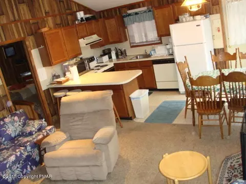 1019 Lancaster Dr, Bushkill, PA 18324 photo 2