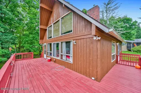 210 Stag Ct, Bushkill, PA 18324