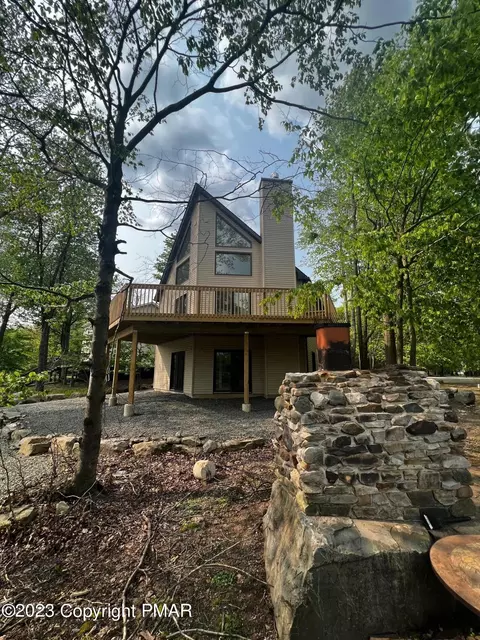 2501 Waterfront Dr, Tobyhanna, PA 18466