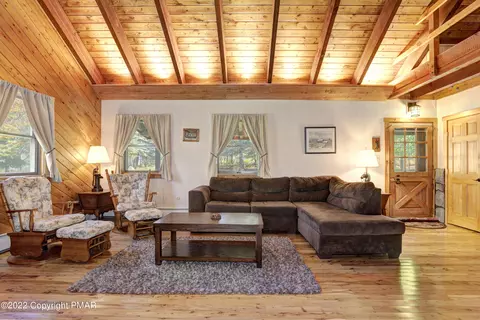 100 Skyview Ter, Greentown, PA 18426