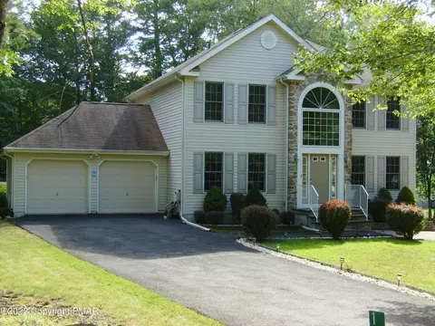 1105 Long Lake Rd, Tamiment, PA 18371