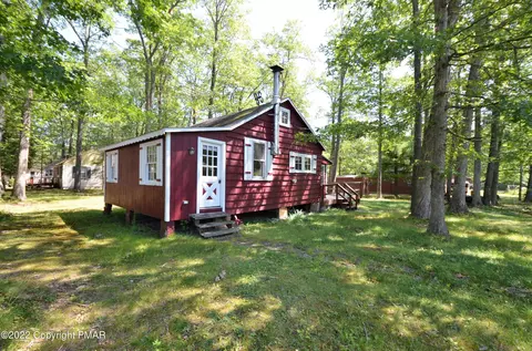 121 E Balsam Rd, Greentown, PA 18426
