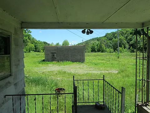 1112 Upper Mateer Rd, Vandergrift, PA 15690 photo 3
