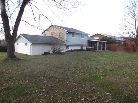 877 Quaker Dr, Irwin, PA 15642 photo 3