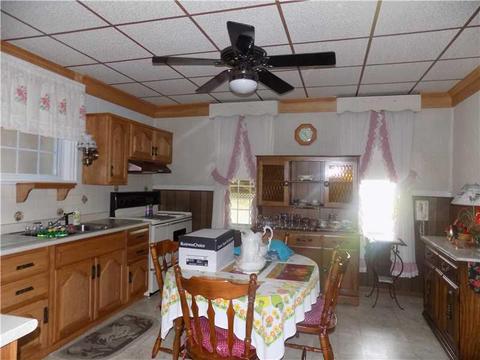 421 Longfellow St, Vandergrift, PA 15690 photo 3