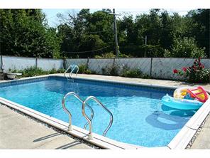 1801 Ivanhoe Dr, Irwin, PA 15642 photo 1