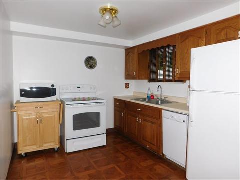 921 Iris Dr, Irwin, PA 15642 photo 9