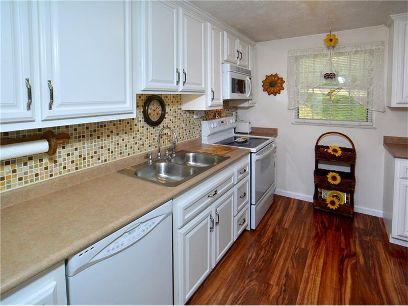 1822 Ivanhoe Dr, Irwin, PA 15642 photo 2