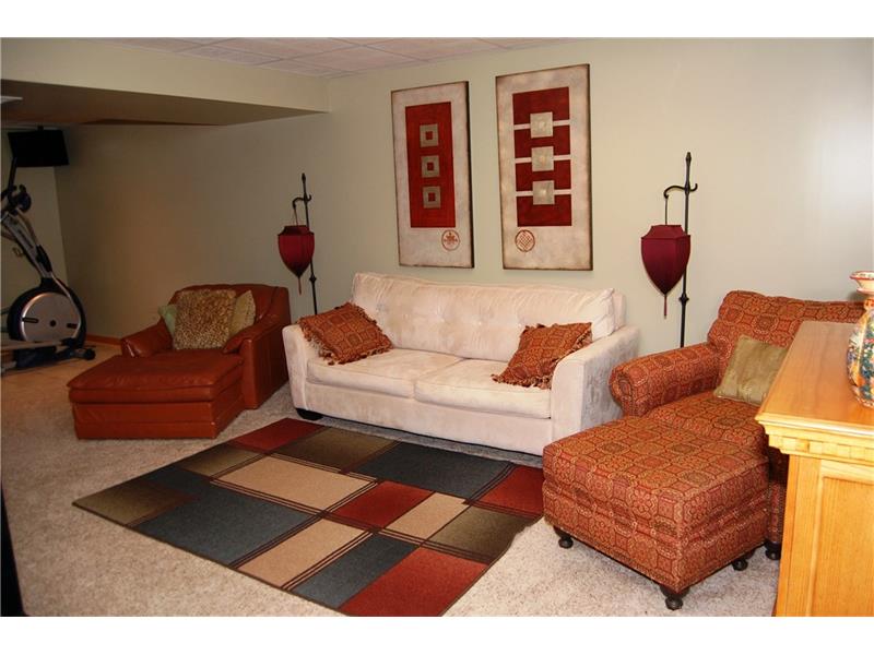 960 Castleview Dr, Irwin, PA 15642 photo 17