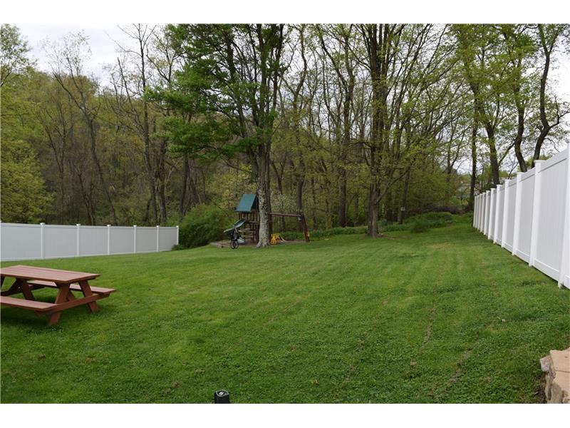 1938 Ivanhoe Dr, Irwin, PA 15642 photo 4