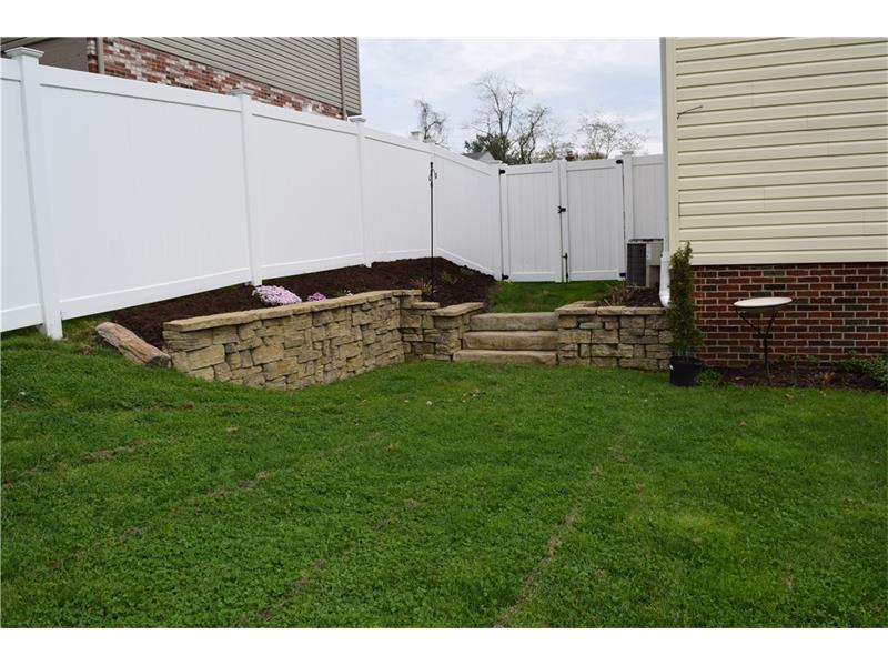 1938 Ivanhoe Dr, Irwin, PA 15642 photo 3