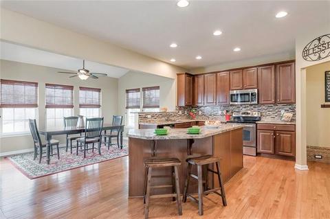 142 Cimarron Dr, Coraopolis, PA 15108 photo 5