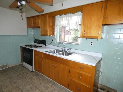 148 Chess St, New Eagle, PA 15067 photo 4