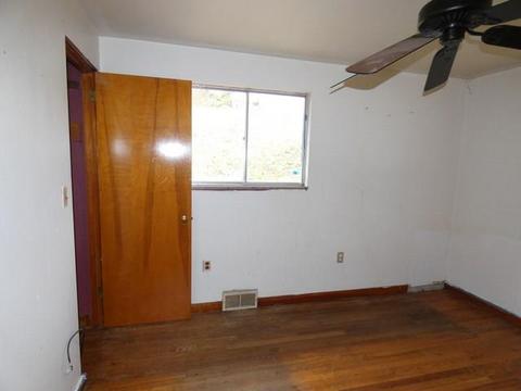 148 Chess St, New Eagle, PA 15067 photo 10