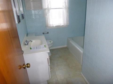 1015 Wolfe Dr, North Braddock, PA 15104 photo 5