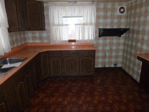1015 Wolfe Dr, North Braddock, PA 15104 photo 3