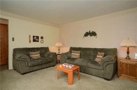 13 Eichelberger Dr, Coraopolis, PA 15108 photo 4