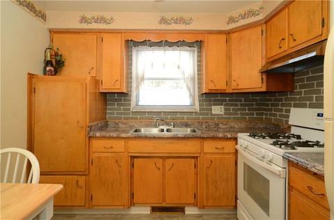13 Eichelberger Dr, Coraopolis, PA 15108 photo 5