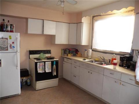 1005 Jackson St, Vandergrift, PA 15690 photo 2