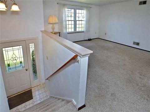 140 Chris Dr, Irwin, PA 15642 photo 3