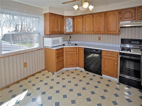 140 Chris Dr, Irwin, PA 15642 photo 9