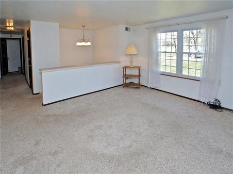 140 Chris Dr, Irwin, PA 15642 photo 4
