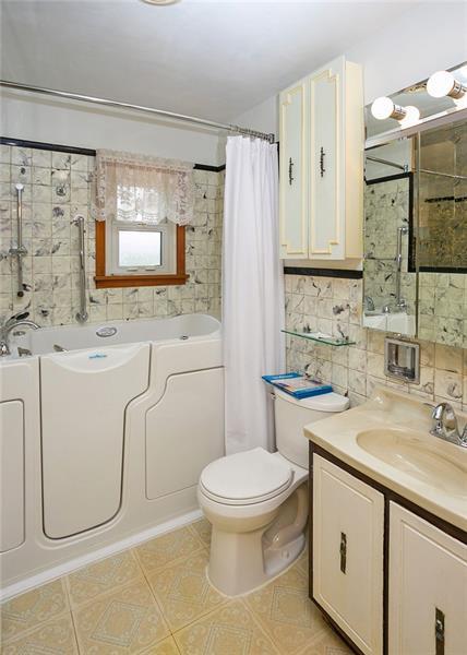 2757 Roselyn Dr, Export, PA 15632 photo 9