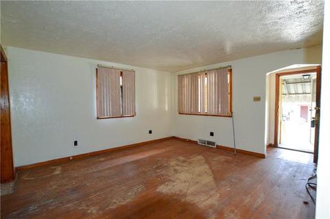 348 Halcomb Ave, Clairton, PA 15025 photo 3