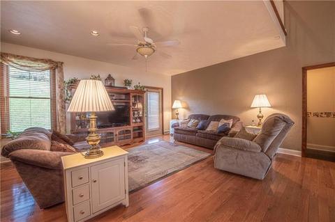 240 Durst Rd, Irwin, PA 15642 photo 6