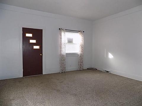 402 Longfellow St, Vandergrift, PA 15690 photo 2