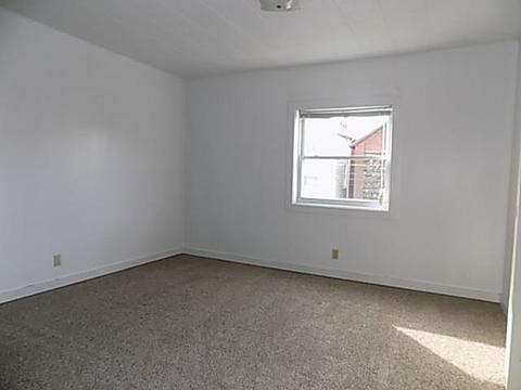 402 Longfellow St, Vandergrift, PA 15690 photo 8