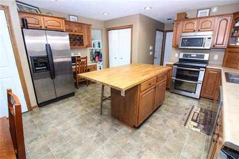 16 Downs Dr, Coraopolis, PA 15108 photo 7