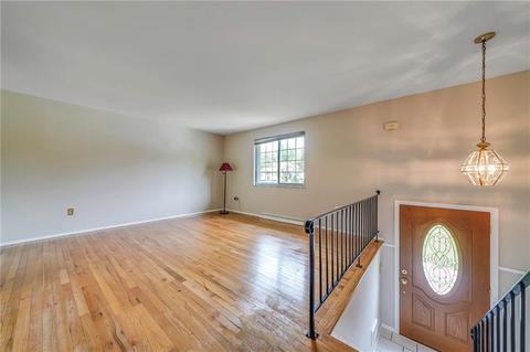 207 Bendix Dr, Carnot-moon, PA 15108 photo 2