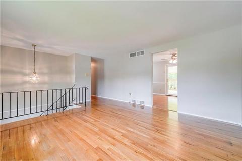 207 Bendix Dr, Carnot-moon, PA 15108 photo 4
